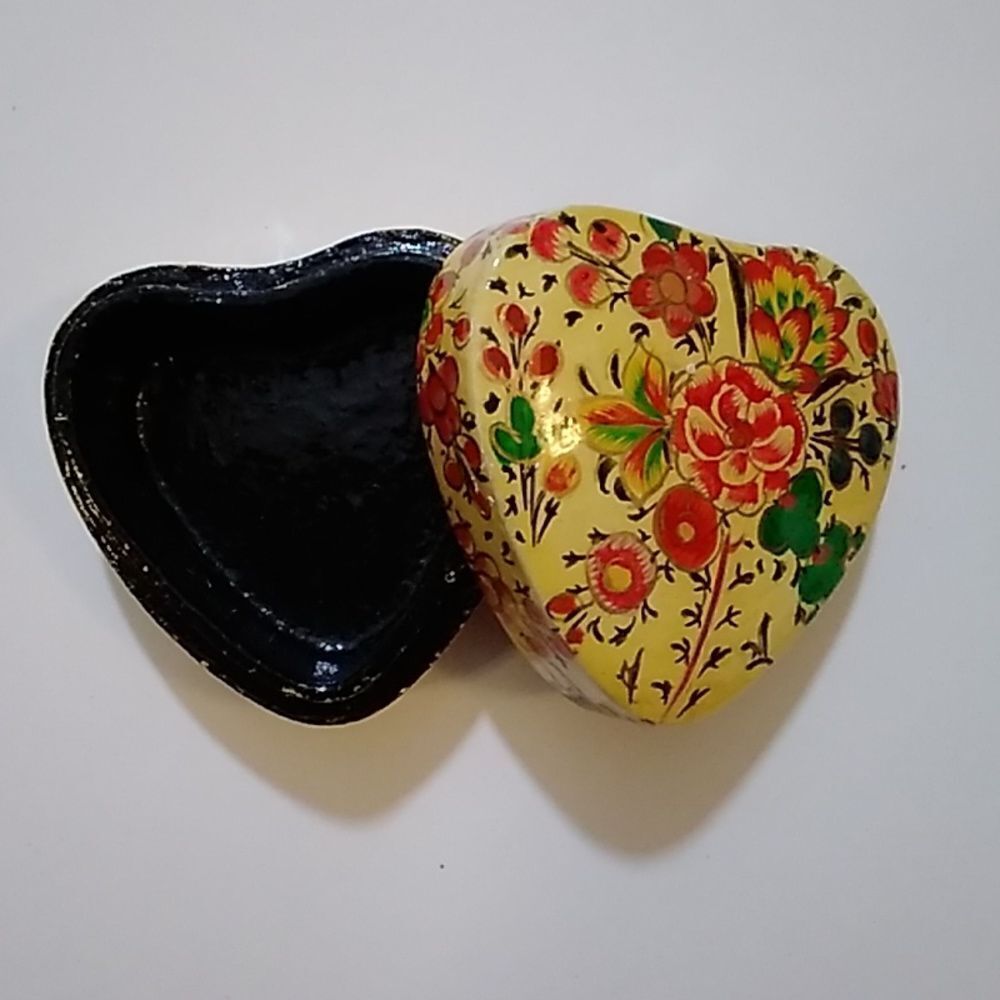 Vintage Heart Shaped Trinket Box Black Lacquerware Hand Painted 🎨 Coleltable